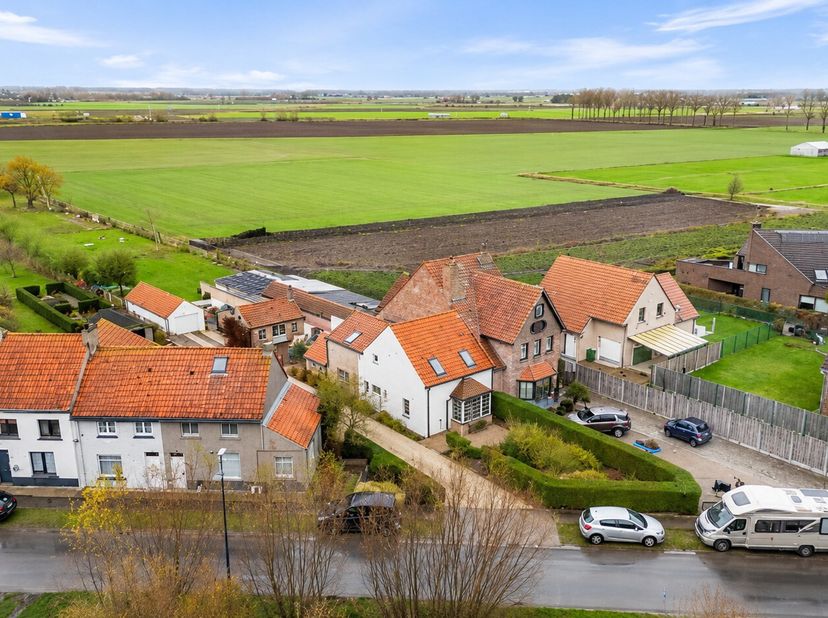 Cette maison semi-ouverte respire le caractère et le charme et offre, grâce à ses nombreux espaces chaleureux, beaucoup de convivialité. Située dans l