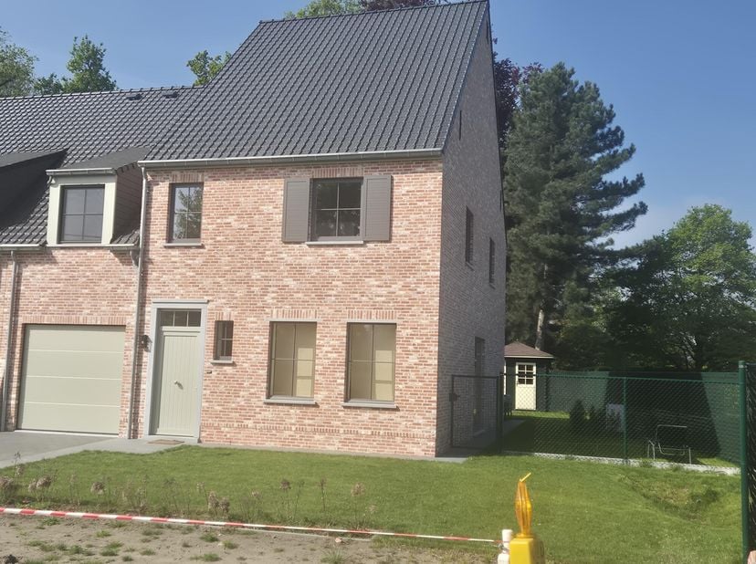 1450 âÂ Instapklare nieuwbouwwoning, bestaande uit: GELIJKVLOERS: - inkom - toilet - ruime woonkamer - open ingerichte keuken (vaatwas, frigo, oven, k