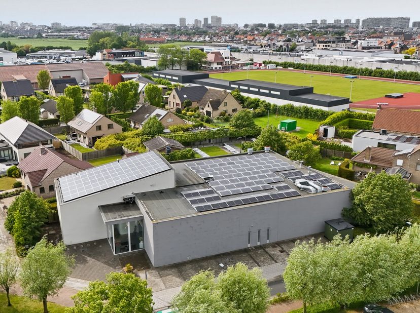 Dit uitzonderlijke bedrijfsgebouw met een bruikbare vloeroppervlakte van 1.210 m² geniet van een strategische ligging in Oostende, vlak bij diverse gr