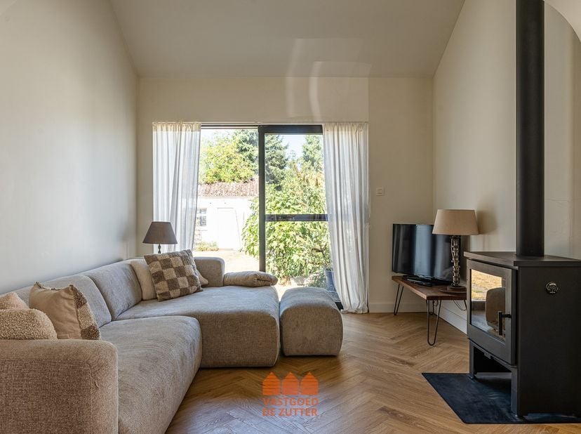 Deze ruime woning is gelegen aan de Langerbrugsestraat 213 in Evergem, op een gunstige locatie met een vlotte verbinding naar de belangrijkste invalsw