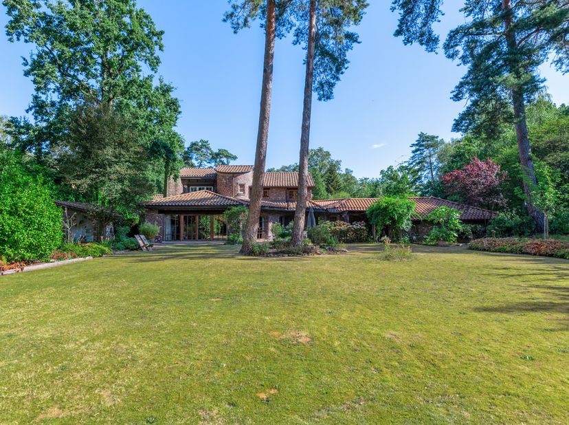 Nabij het kasteel van ’s-Gravenwezel bevindt zich deze karaktervolle Vlassak-Verhulstvilla, waar privacy, ruimte en groen harmonieus samenkomen. De om