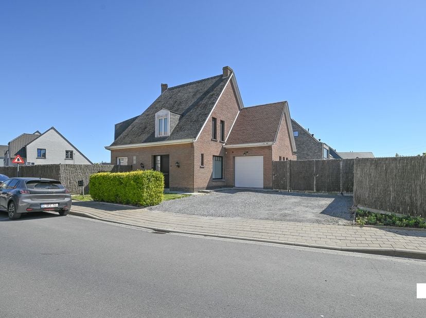 Deze ruime gezinswoning is gelegen op een zuidgericht perceel van maar liefst 939 m². Dankzij de vele reeds uitgevoerde vernieuwingen en de royale rui
