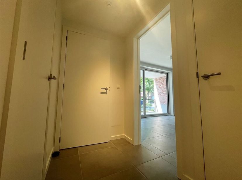 Appartement neuf au rez-de-chaussée situé à Gooreind !<br />
Situation : <br />
Situation centrale, avec commerces, écoles et transports en commun acc