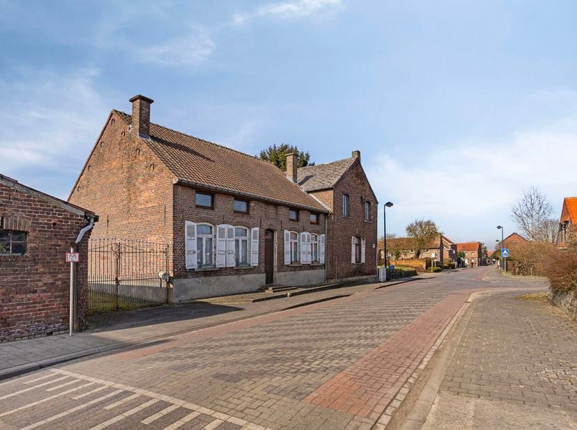 Op zoek naar een interessante investeringsmogelijkheid in vastgoed? Dit ruime perceel biedt een uitstekende kans voor projectontwikkeling. Gelegen op