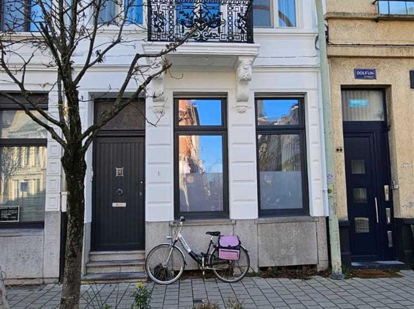 KARAKTERVOLLE HERENWONING OP TOPLOCATIE IN ZURENBORG<br />
<br />
Op wandelafstand van de Dageraadplaats bevindt zich deze ruime herenwoning met maar