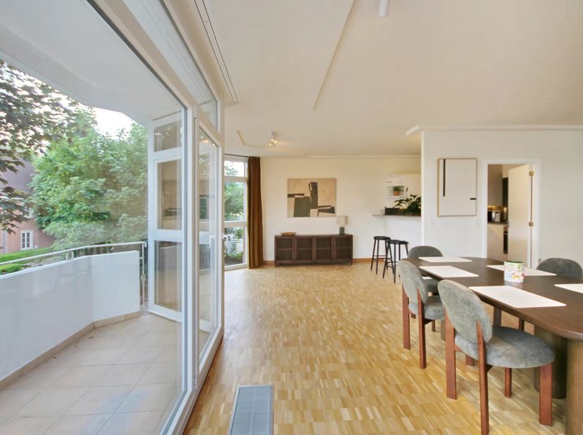 Op wandelafstand van het Ter Kamerenbos en de Franklin Rooseveltlaan bevindt dit prachtige gemeubelde appartement van ca. 148 m² zich op de derde verd