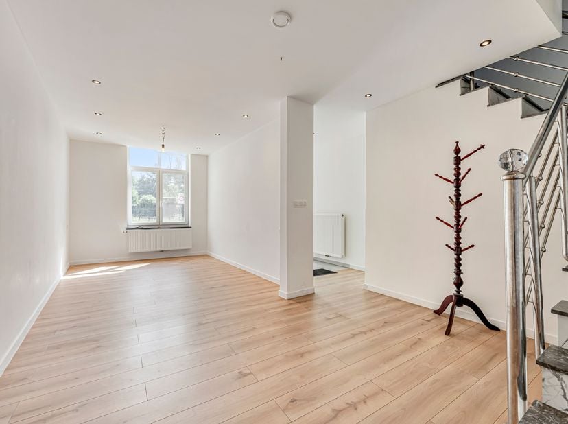 Volledig gerenoveerde woning te koop in Bissegem<br />
Je betreedt de woning via de inkomhal.  Vooraan de woning bevindt zich een polyvalente ruimte d