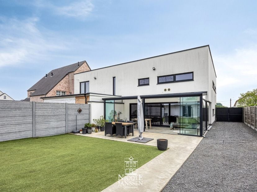 Halfvrijstaande, instapklare en ruim ingedeelde gezinswoning met vier slaapkamers, ruim leefgedeelte en praktisch bijgebouw in de tuin. Deze bijzonder