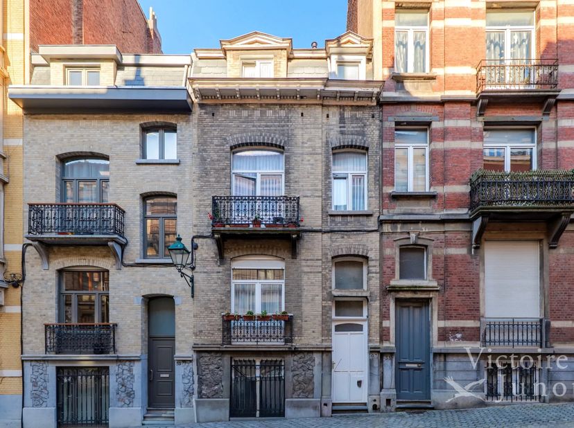 Victoire-Junot a le plaisir de vous présenter cette superbe maison bourgeoise, idéalement située à deux pas de la place Van Meenen et du parc de Fores