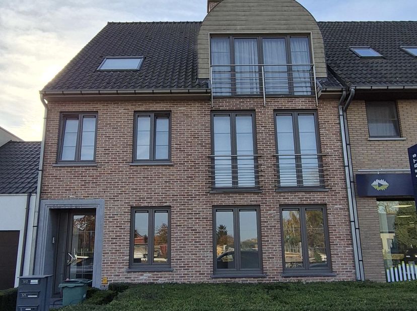 Mooi en ruim 2-kamer appartement op de gelijkvloerse verdieping (appartementsblok met 3 appartementen/bouwlagen) met terras en ruime tuin. Rustige lig