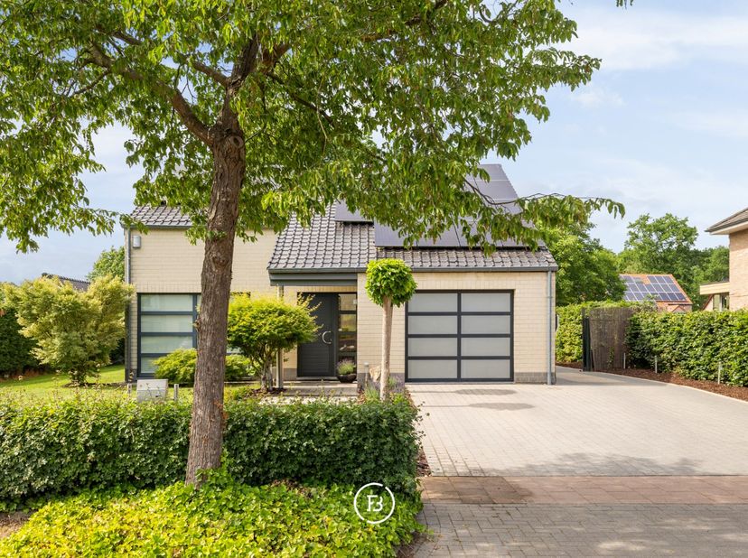 Gelegen in de rustige wijk Bret-Gelieren bevindt zich deze vrijstaande gezinswoning op een perceel van 915 m². De woning is instapklaar, goed onderhou