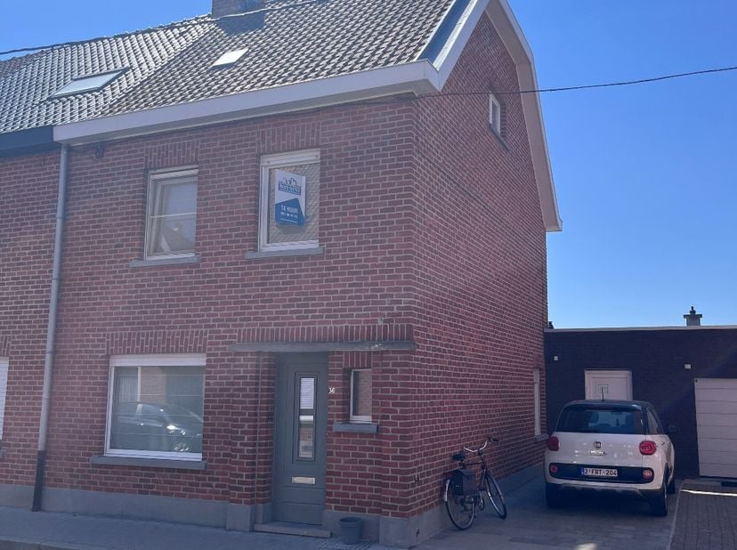 Volledig gerenoveerde ruime gezinswoning met tuin en garage met uitweg achteraan.<br />
Met 3 slaapkamers, met centrale verwarming op aardgas.<br />
A
