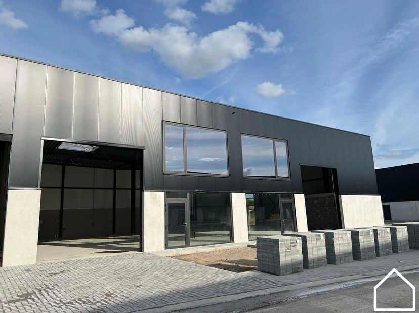 Moderne KMO-unit met uitstekende bereikbaarheid en een totale oppervlakte van 456m².<br />
<br />
Op slechts 10 minuten rijden van Ieper bevindt zich