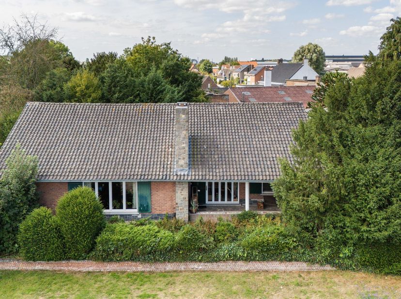 Wonen in alle rust, omringd door groen en weilanden? Dan verdient deze charmante woning aan de Wakkensteenweg 150 te Wielsbeke zeker uw aandacht.<br /