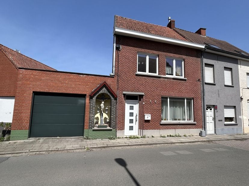Lichtrijke woning met 3 slaapkamers, stadstuin en garage. Te renoveren.<br />
Deze lichtrijke woning gelegen in het centrum van Ardooie heeft een ruim