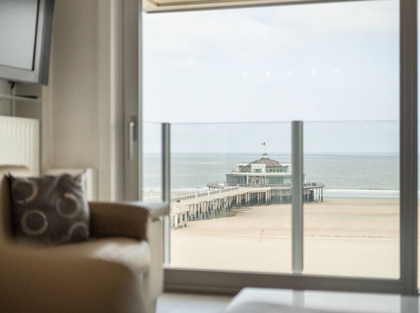 Blankenberge: Instapklaar appartement met zeezicht en 2 terrassen te koop! Op de 6e verdieping van residentie "Ravelingen" vinden we dit recent gereno