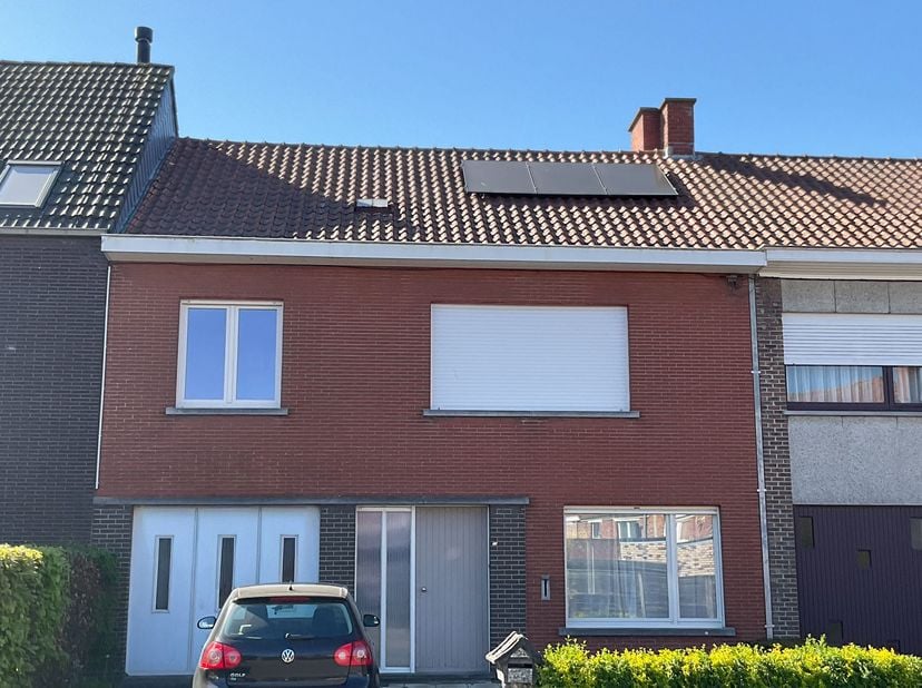 WONING IN HET CENTRUM -<br />
<br />
BEZOEKDAG: 8 augustus van 16u tot 18u.<br />
<br />
De woning heeft Mobiscore 8,7/10. <br />
Het huis ligt in het