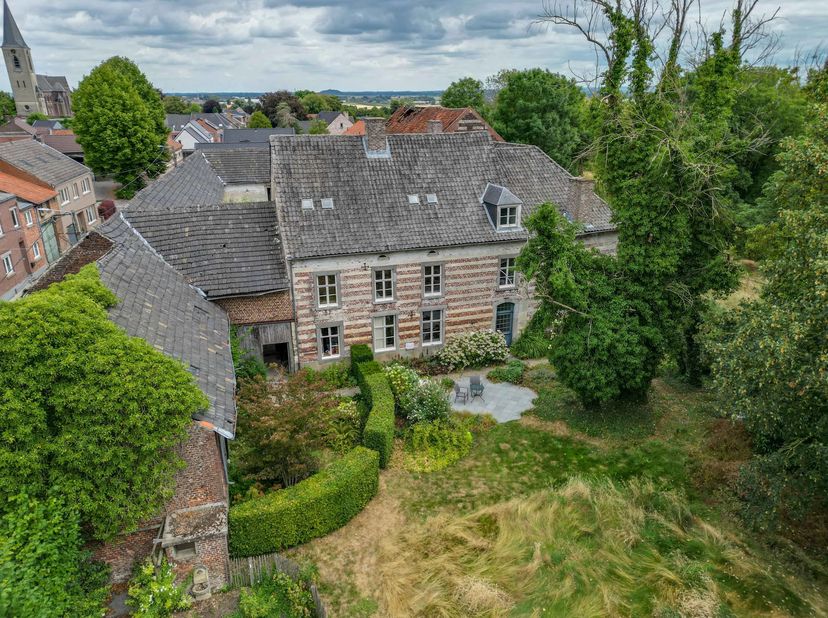 Deze prachtige vierkantshoeve aan de De La Brassinnestraat in Riemst biedt een unieke combinatie van karakter, ruimte en mogelijkheden. De eigendom we