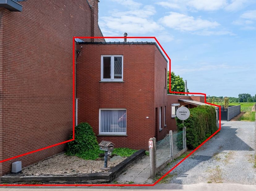 Te renoveren woning met garagebox<br />
<br />
In Zele bevindt zich deze te renoveren woning met garagebox, ideaal voor wie een eigen project wil st