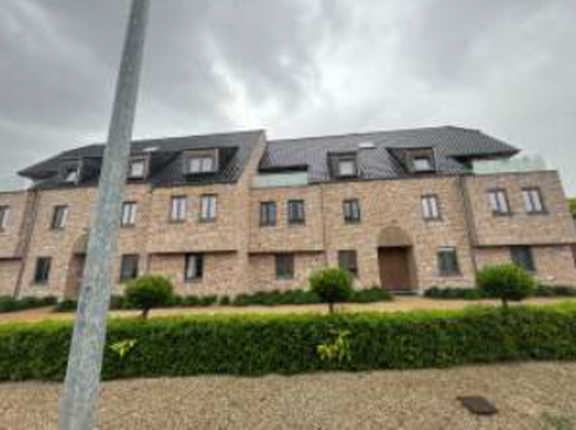 Ruim gelijkvloers appartement 130m² opp..<br />
2 slaapkamers, ruime badkamer met bad en douche<br />
Ruime berging<br />
Gezellig tuintje met terras