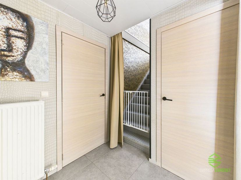+ Als u op onze eigen website (www.empresaconsult.be) naar deze woning doorklikt, vindt u alle info en een volledige 360° impressie! +<br />
Op een ru