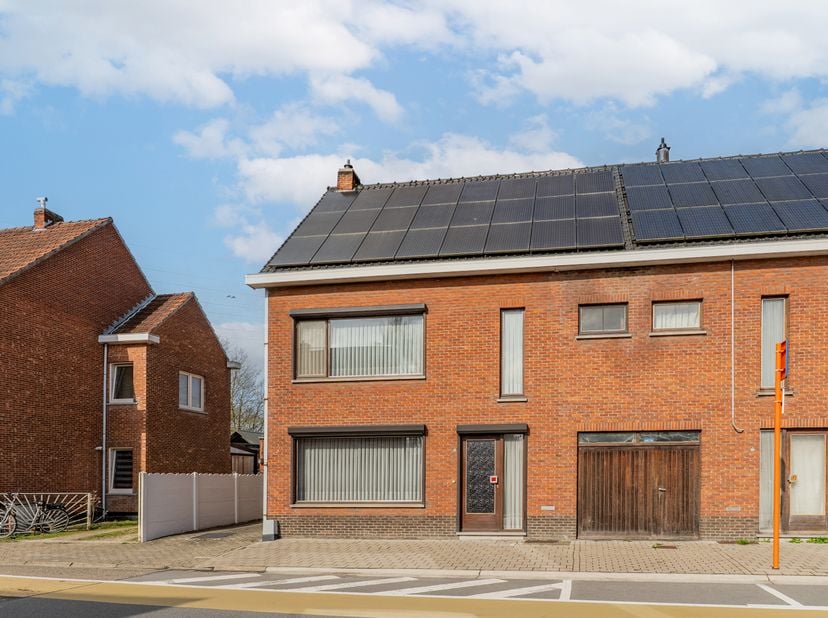 Ruime gezinswoning met 4 slaapkamers.<br />
<br />
Deze charmante woning, gebouwd in 1977, is gelegen aan de rand van het centrum en biedt alle comfor