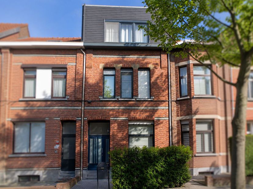 Instapklare ruime woning met zonnige tuin en EPC B<br />
<br />
Deze ruime en karaktervolle woning is gelegen in een rustige straat — op de grens van