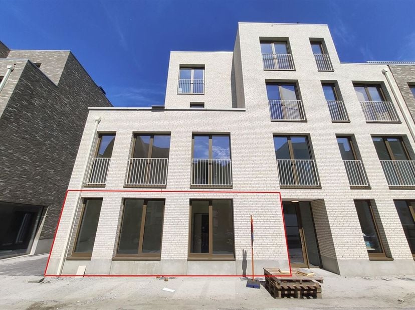 Gelijkvloers nieuwbouwappartement met 3 slaapkamers, tuin en garage!<br />
Ligging: Recent nieuwbouwappartement ligt in een zijstraat van de Grotestee