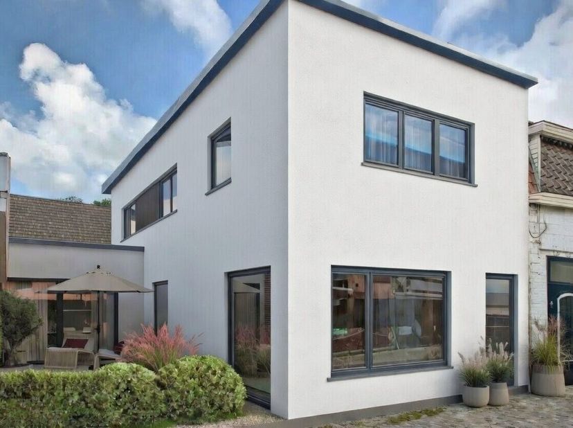 Welkom in Boekhoute, een charmant dorpje in Assenede, waar rust en gezelligheid hand in hand gaan. Gelegen op wandelafstand van het centrum, geniet u