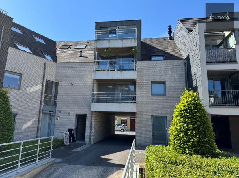 In een rustige straat, op een boogscheut van het centrum bevindt zich dit&amp;nbsp;lichtrijk dakappartement op de derde verdieping van Residentie Ascot.<b