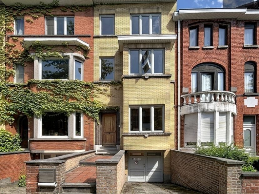 Ruime karaktervolle HERENWONING gelegen op een boogscheut van het centrum, bestaande uit :<br />
<br />
- Kelderverdieping: Volledig onderkelderd met
