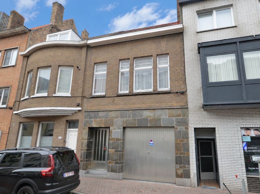 Goed gelegen rijwoning op 50m van Sint-Catharinaplein.<br />
<br />
Indeling:<br />
<br />
Inkomhall, kelder, grote garage 3,50m x 8m (poort: 2,5m bre