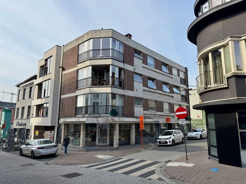 Quares – by TREVI presenteert :<br />
Opbrengsteigendom/ mogelijkheid tot projectontwikkeling bestaande uit verschillende entiteiten. Een handelshuis