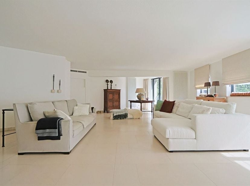 Dit ruime en lichtrijke appartement met een bewoonbare oppervlakte van maar liefst ±227 m² bevindt zich op de eerste verdieping. De uitstekende liggin