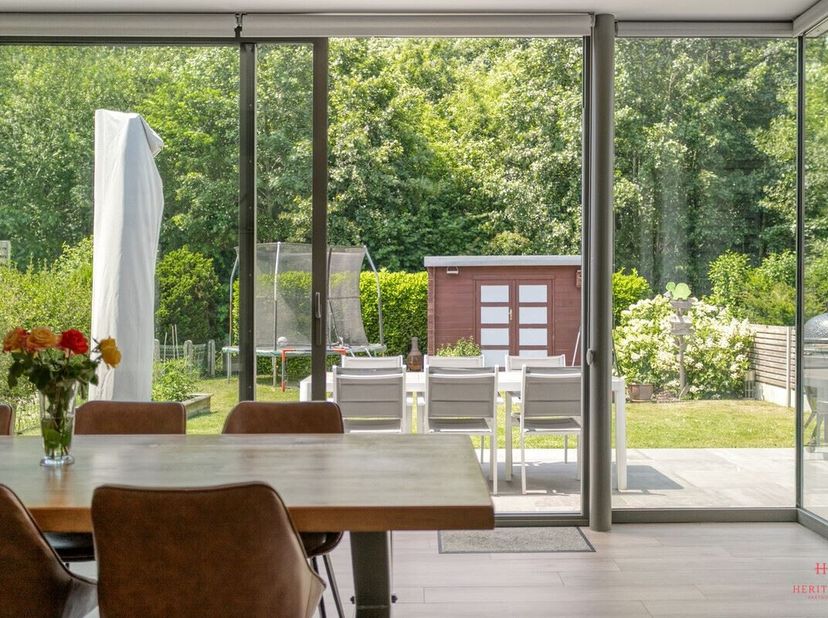 Bent u op zoek naar een energiezuinige en volledig instapklare woning in een kindvriendelijke omgeving? <br />
Dan is deze prachtige gezinswoning in A