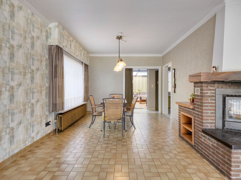 Deze woning is centraal gelegen in Dessel, vlakbij het kanaal Bocholt-Herentals op fietsafstand van het centrum en lokale winkels. Er is een vlotte ve