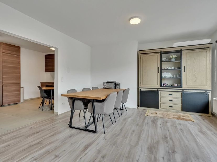 Op een uitstekende locatie langs de Kempische Steenweg 308, op een boogscheut van het centrum van Hasselt, bevindt zich dit instapklare appartement in