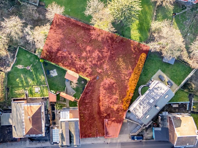 Gelegen in het hart van Seraing, perceel van +/- 930 m² met goedgekeurd project voor de bouw van 3 appartementen (bouwtekeningen inbegrepen in de verk