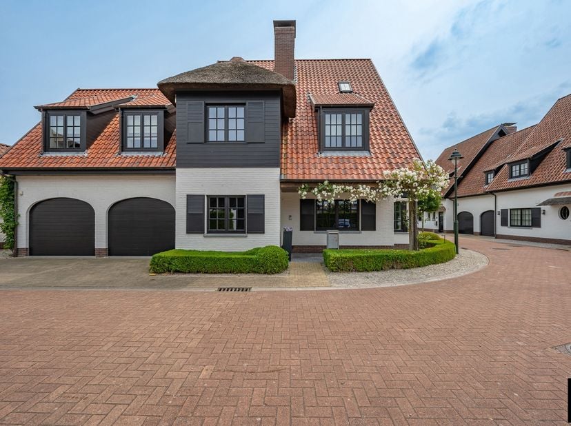 Hedendaagse alleenstaande villa gelegen in een rustige omgeving te Knokke. Indeling: inkomhal met vestiaire en gastentoilet. Ruime lichtrijke woon- en