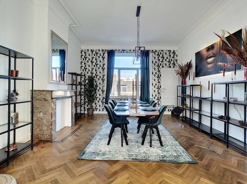 ERA CHATELAIN biedt deze prachtige gemeubileerde kamer aan.Gelegen nabij het internationale station Brussel-Zuid, is dit een fantastische privékamer i