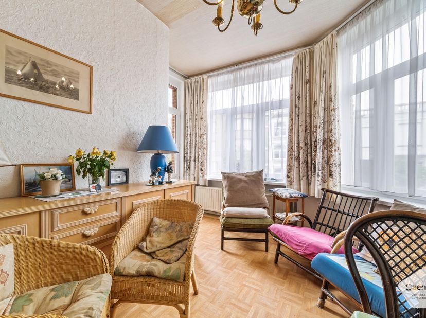 Dit te renoveren twee slaapkamer appartement heeft een uitstekende ligging vlakbij het het strand, openbaar vervoer en de winkelstraten.&amp;nbsp;<br />
<