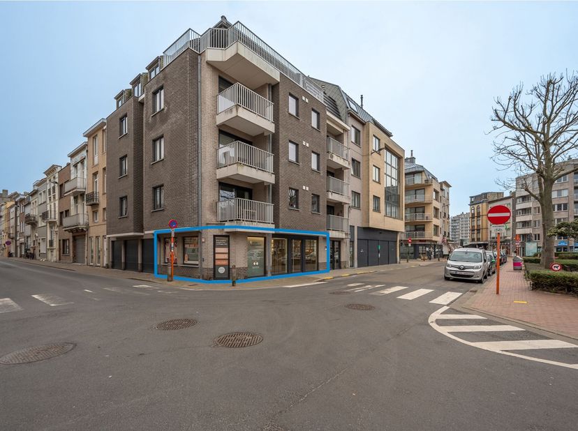 Op een uitstekende locatie in het centrum van Blankenberge bevindt zich deze verzorgde handelsruimte met diverse mogelijkheden. Dankzij de centrale li