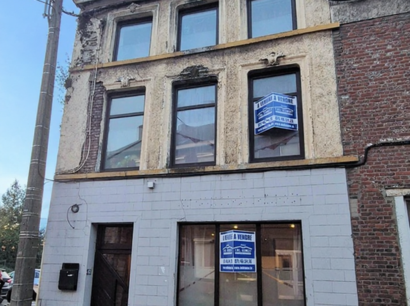 À Vendre : Grande Maison partiellement à rénover à Gosselies !<br />
Située à Rue Junius Massau,53 à 6041 Gosselies, cette maison de 200 m² offre de b