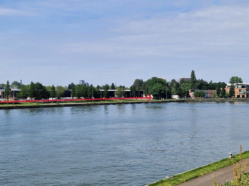 Sur le site C, l'ancien site de distribution de Coca-Cola, se trouve désormais<br />
ce (re) développement est en cours.<br />
Le site est situé dans