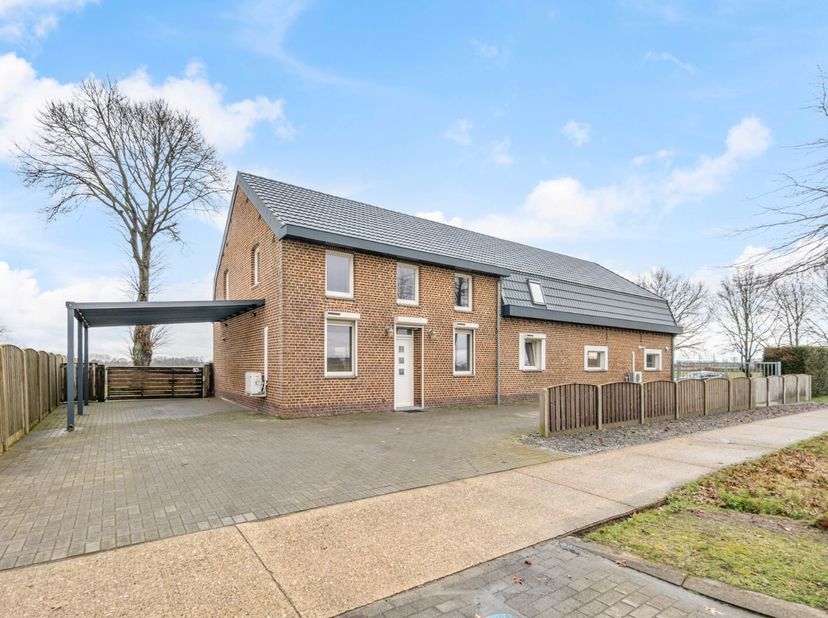 Deze vrijstaande woning met aangrenzende, uitgeruste stalling / loods werd gerenoveerd in 2016 en is gelegen op een perceel van 72a14ca.<br />
TROEVEN