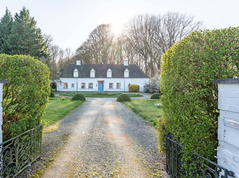 Cette villa de caractère de 1953, conçue par l'architecte Degeyter, allie grandeur historique et sérénité absolue. La propriété est située sur un terr