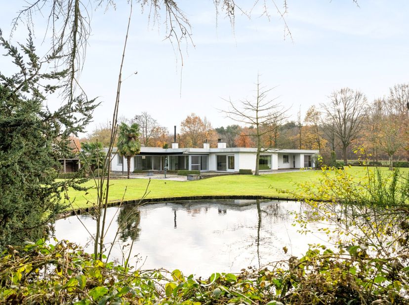 Deze karaktervolle seventies villa bevindt zich aan de Ganzeplas in het mooie Aalter. De eigendom bestaat uit 2 percelen bouwgrond van elk 2.000 m².<b