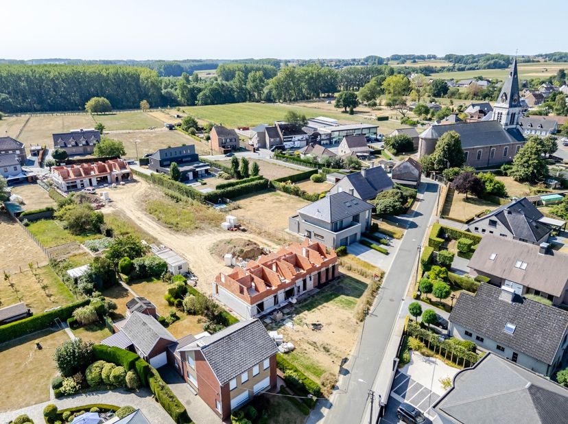De woningen liggen in een residentiële en groene buurt, vlakbij sportvoorzieningen, scholen en winkels en met vlotte toegang tot invalswegen. Dit bied