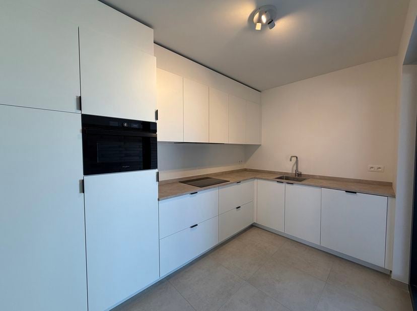 Prachtig nieuwbouwappartement met 1 slaapkamer en eerste bewoning. Dit energiezuinige appartement beschikt over een lichtrijke leefruimte, een ruim te