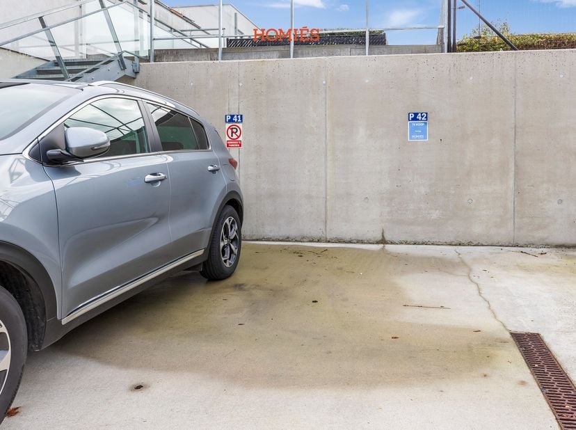 Wij zijn verheugd 1 ondergrondse autostaanplaats en 1 buitenautostaanplaats aan te bieden. De plaatsen maken deel uit van residentie "Poort van Bekkev